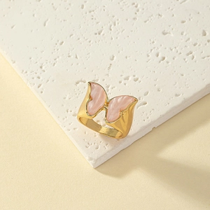 Eleganter goldener Schmetterlingsring aus Legierung mit rosa marmorierten Flügeln
