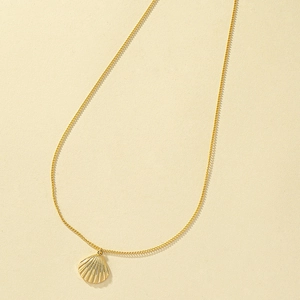 Collier minimaliste avec pendentif coquillage doré et texture rayonnante sur chaîne fine