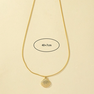 Minimalist gold shell pendant necklace with scallop texture and 40+7cm O-chain