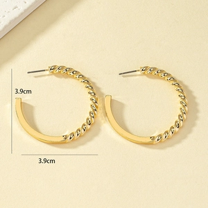 Orecchini a cerchio dorati a C con trama a spirale e finitura lucida diametro 3,9 cm