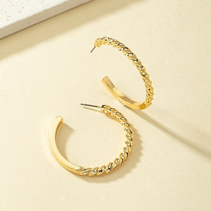 Orecchini a cerchio a C dorati lucidi con trama a spirale e design geometrico minimalista