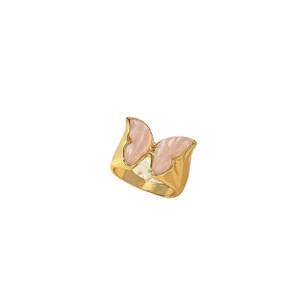 Eleganter goldener Schmetterlingsring mit rosa Perlmutteffekt auf weißem Grund