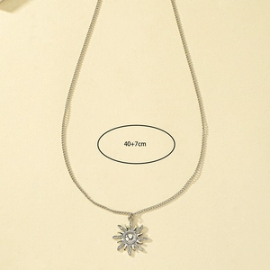 Détail du collier pendentif soleil argenté avec spécifications de longueur 40+7cm