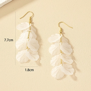 White petal resin drop earrings with gold chain in 7.7cm length for vacation style