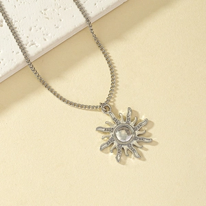 Collier avec pendentif soleil en argent et pierre de lune centrale sur chaîne fine