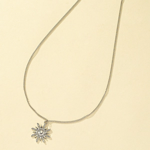 Collier avec pendentif soleil argenté, perle centrale et rayons sur chaîne en O