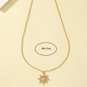Détail du collier avec pendentif soleil doré et mesure de la chaîne de 40+7cm