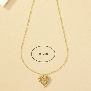 Collier pendentif cœur et papillon doré avec chaîne de 45+7cm sur fond épuré