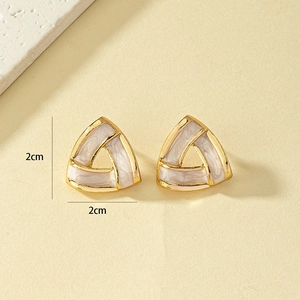 Boucles d'oreilles triangles dorées minimalistes avec émail effet marbre, 2cm x 2cm