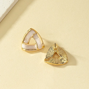 Boucles d'oreilles géométriques triangulaires minimalistes en métal doré et émail