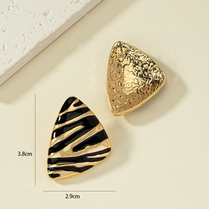 Vue macro de boucles d'oreilles triangle en émail montrant les dimensions 3,8 x 2,9 cm