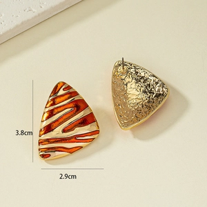Détails des boucles d'oreilles triangle émaillées vintage de 3,8 cm x 2,9 cm en or