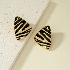 Boucles d'oreilles triangles vintage dorées avec motif émail zèbre noir chic