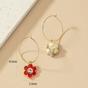 Elegante goldene Blumenohrringe mit roter Emaille und Strass für Damen, Länge 4.5 cm