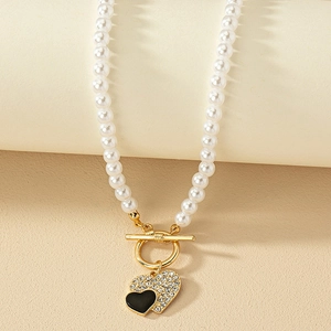 Elegant pearl necklace with double heart pendant in black enamel and sparkling rhinestones