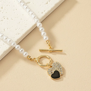 Elegant pearl necklace with crystal heart pendant and black enamel in gold finish