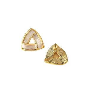 Boucles d'oreilles triangles géométriques dorées avec émail effet marbre crème chic