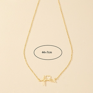 Détail du collier cœur stéthoscope doré montrant la longueur de 44+7 cm