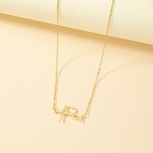 Collier minimaliste doré avec pendentif rythme cardiaque et stéthoscope sur fond chaud