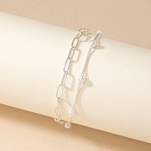 Bracelet multicouche fait main en argent avec perles blanches sur un présentoir