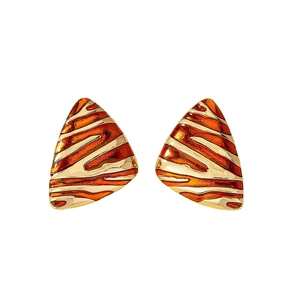 Boucles d'oreilles triangulaires émaillées vintage dorées avec motif tigre orange sur fond blanc