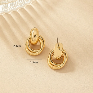 Dettaglio degli orecchini a cerchio dorati con dimensioni 2,3 x 1,5 cm e finitura lucida