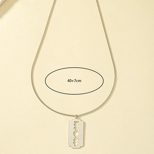 Collier pendentif lame de rasoir argenté avec chaîne réglable de 40+7cm pour femmes