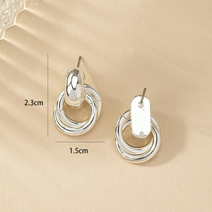 Dettaglio orecchini a cerchio geometrici argento con dimensioni 2,3 cm di altezza e 1,5 cm