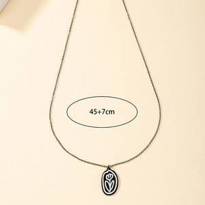 Collier minimaliste avec pendentif tulipe en émail noir et chaîne 45+7cm sur fond beige