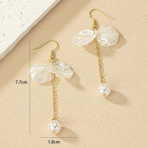 Boucles d'oreilles pendantes dorées avec pétales en résine et perles, 7.7cm