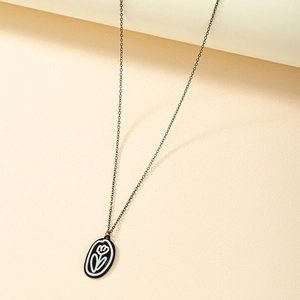 Collier minimaliste avec pendentif pièce en émail et motif tulipe noire sur chaîne fine