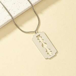 Collier avec pendentif lame de rasoir argenté pour femme avec chaîne en acier inoxydable