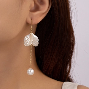 Boucles D'oreilles Longues À Pompons Et Künstliche Perles Design De Fleur De Pétale Blanc Chaîne En Alliage Plaqué Or Pour Femme