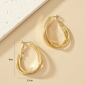 Vue détaillée des boucles d'oreilles gouttes dorées multicouches de 4cm par 3,1cm