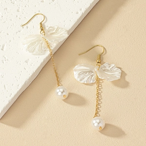 Boucles d'oreilles pendantes dorées avec pétales blancs et pendentifs en perles rondes