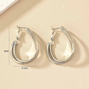 Détail de boucles d'oreilles argentées multicouches indiquant les dimensions 4cm par 3,1cm