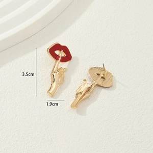 Orecchini gesto in metallo dorato con labbra in smalto rosso, dimensioni 3.5cm x 1.9cm
