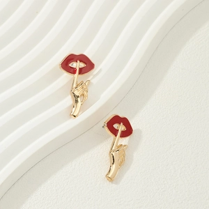 Orecchini minimalisti in smalto rosso e oro con design creativo a forma di gesto della mano
