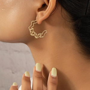 Mode Love Buchstabe C Form Legierung Ohrringe Für Frauen Hohl Wellenrand Punk Stil Metall Schmuck