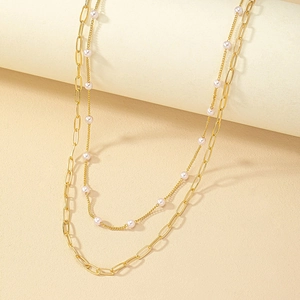 Elegante collana multistrato dorata con catena a graffetta e perle bianche