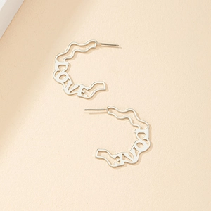 Silberne Punk-Creolen in C-Form mit LOVE-Schriftzug und gewellten Rändern für Damen