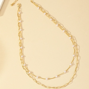 Elegante collana a strati dorata con perle bianche e catena a graffetta minimalista