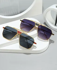 Détail des lunettes de soleil pilote 2025 avec monture métallique et verres dégradés