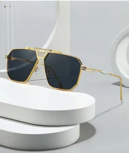 Détail de lunettes de soleil en métal doré avec cristaux et verres foncés sur un support