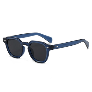 Lunettes de soleil polygonales surdimensionnées avec monture bleue transparente et verres noirs