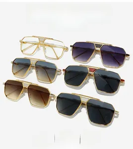 Collection de lunettes aviateur avec montures en métal doré et verres dégradés colorés