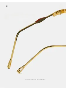 Gros plan des branches de lunettes de soleil en métal doré au design ergonomique