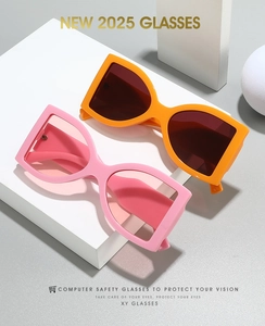 Détails de lunettes carrées surdimensionnées orange et roses sur supports studio