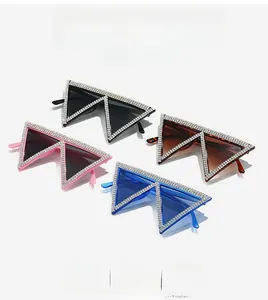 Dettaglio di quattro occhiali da sole a triangolo con cristalli in vari colori
