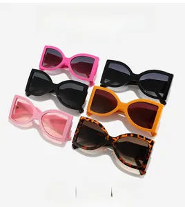 Collection détaillée de lunettes de soleil carrées oversize en cinq couleurs vibrantes